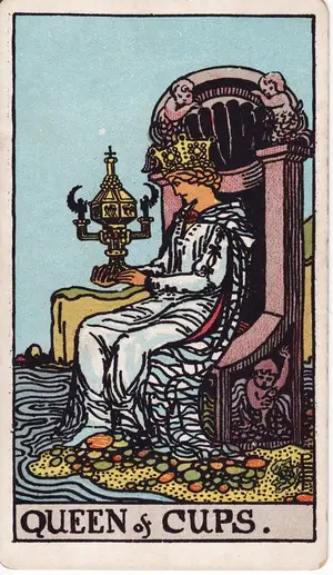 Карта Таро Королева Кубков (Queen of Cups), колода Райдера–Уэйта