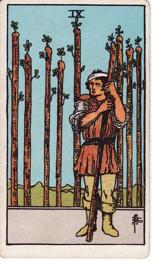 Карта Таро Девятка Жезлов (Nine of Wands), колода Райдера–Уэйта